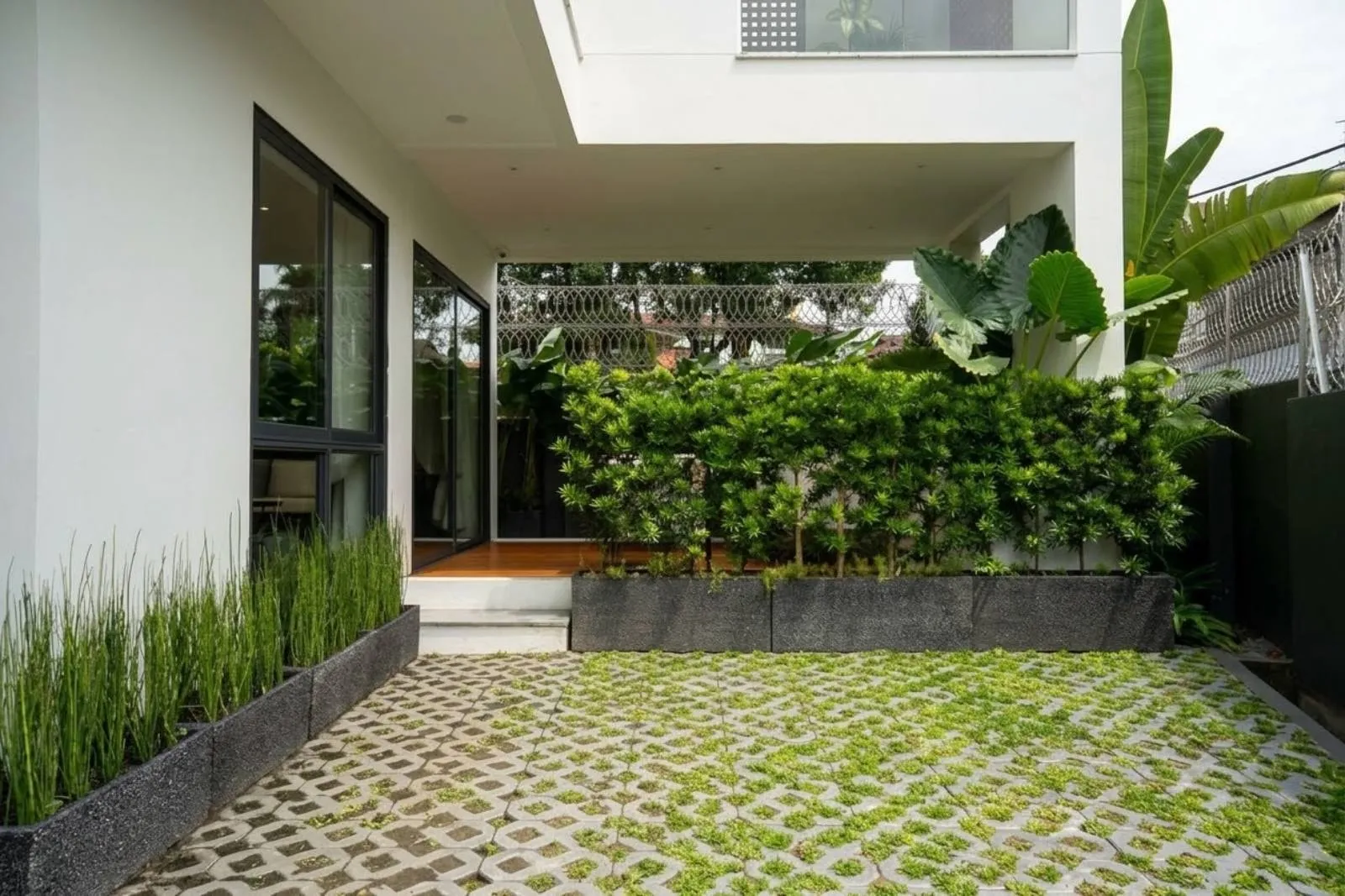 Highland Avenue, photograph 2